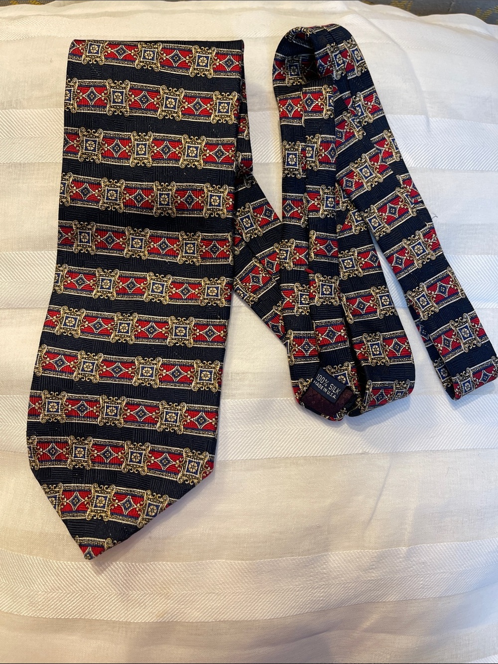 Men's patterned silk tie